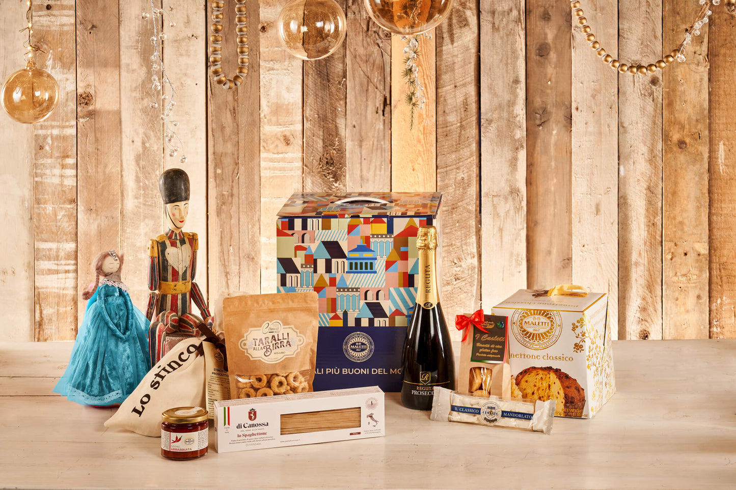 Cesto natalizio di vizioDiVino chiamato "la fata turchina". Il cesto contiene: panettone tradizionale alto 750 g; mandorlato classico di Cologna 90 g; stinco precotto Maletti 650 g; spaghetti semi integrali 500 g; sugo all'arrabbiata Maletti 180 g; biscotti con farina di riso Delta del Po 100 g; taralli alla birra e sesamo 200 g; prosecco DOC 75 cl.