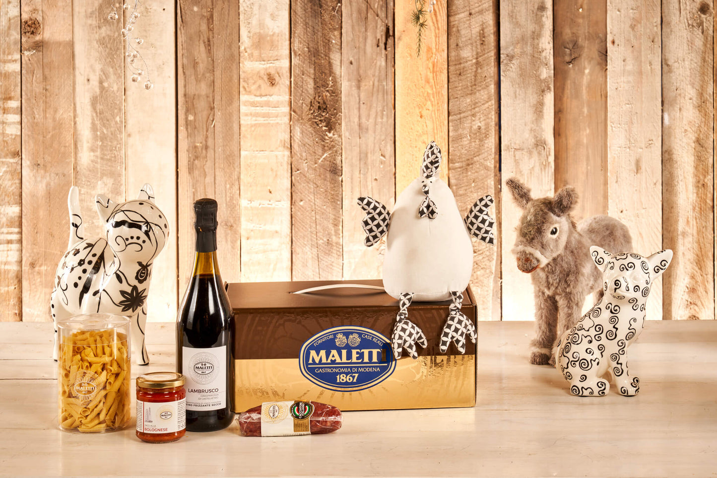 Confezione regalo chiamata "I musicanti di Brema". Al suo interno: garnanelli all'uovo Maletti 250 g, ragù alla bolognese Maletti 180 g, salame cacciatore DOP Maletti 220 g, bottiglia di lambrusco grasparossa Maletti di Castelvetro DOC 75 cl.