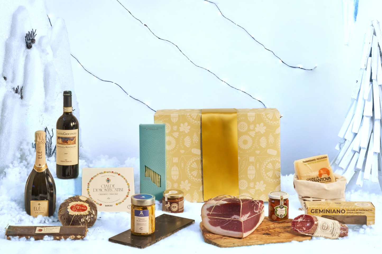 Cesta Natalizia Enogastronomica "Diamante" con Prosciutto San Daniele, Parmigiano Reggiano, Salame Geminiano, Brunello di Montalcino, Alta Langa, Filetto di Tonno Rosso, Cialde di Montecatini, e altri prodotti gourmet confezionati in una valigetta regalo elegante.