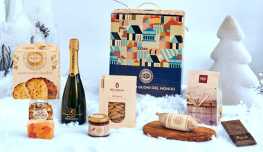 Cesta Natalizia "Acquamarina" contenente Panettone classico, Prosecco DOC, salame ungherese, pasta, sugo all'arrabbiata, caramelle gelée, focaccia genovese e cioccolato fondente. Confezione regalo elegante con scatola decorata