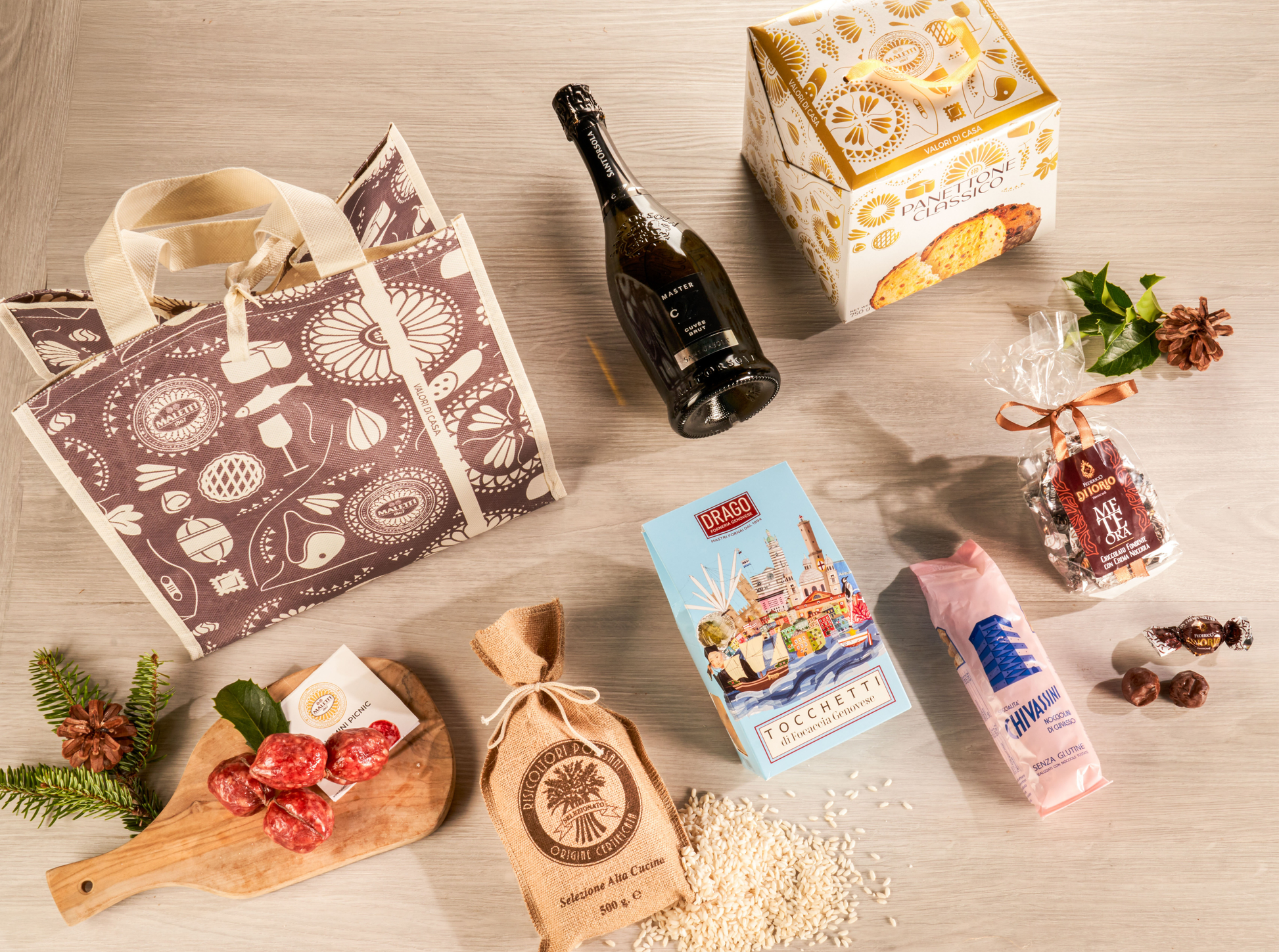 Cesta Natalizia enogastronomica "La Dispensa di Natale" con panettone, spumante, biscotti, salumi, focaccia, riso Carnaroli e dolci artigianali.