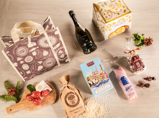 Cesta Natalizia enogastronomica "La Dispensa di Natale" con panettone, spumante, biscotti, salumi, focaccia, riso Carnaroli e dolci artigianali.