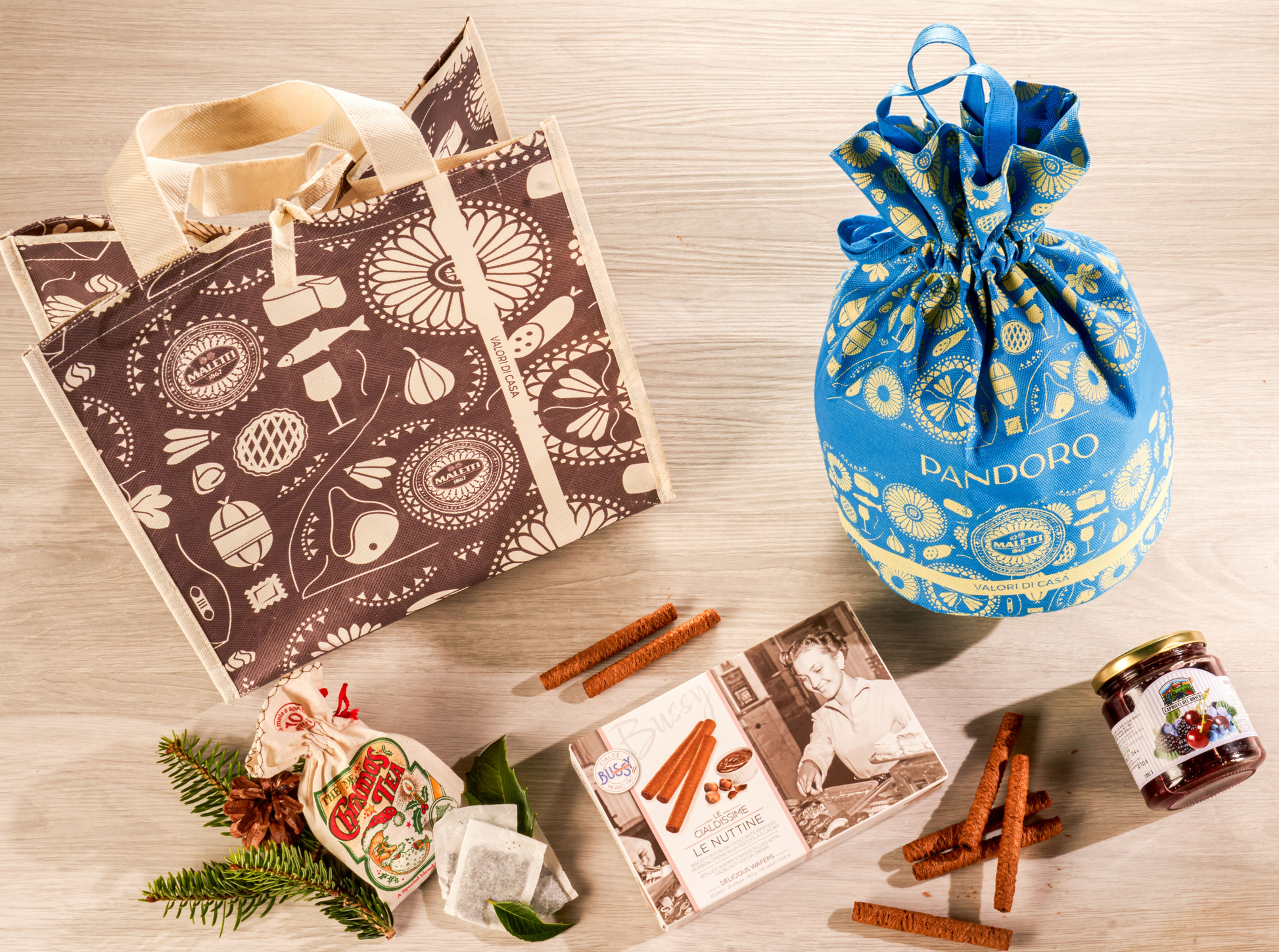 Cesta natalizia enogastronomica "La Dolce Merenda di Natale" con pandoro tradizionale, tè di Natale, cialde croccanti alla nocciola, macedonia di bosco e shopper regalo.