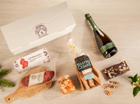 Cesta natalizia enogastronomica "TÊTE-À-TÊTE di Natale" con Prosecco Valdobbiadene, salame artigianale, giardiniera, grissini al Nebbiolo, cioccolato fondente, frutta secca e cofanetto regalo elegante.