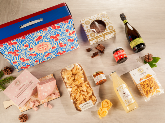 Cesta natalizia enogastronomica "Un Natale a Bologna" con brodo di carne, passatelli freschi, pappardelle all’uovo, ragù alla bolognese, mortadella, mostarda, torta tenerina e Pignoletto DOC in elegante valigetta regalo.