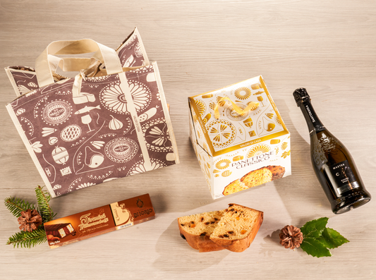 Cesta natalizia enogastronomica "Un Natale per Due" con panettone alto, pantorrone al tiramisù, spumante brut Cuvée Master C27 e shopper natalizia – idea regalo gourmet per coppie