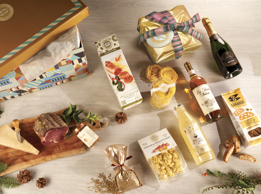 Cesta natalizia enogastronomica "Un Natale come una volta" con zampone, tortellini freschi, parmigiano 26 mesi, panettone, spumante Trento DOC e prodotti tipici italiani, confezionata in scatola regalo grande con coperchio.